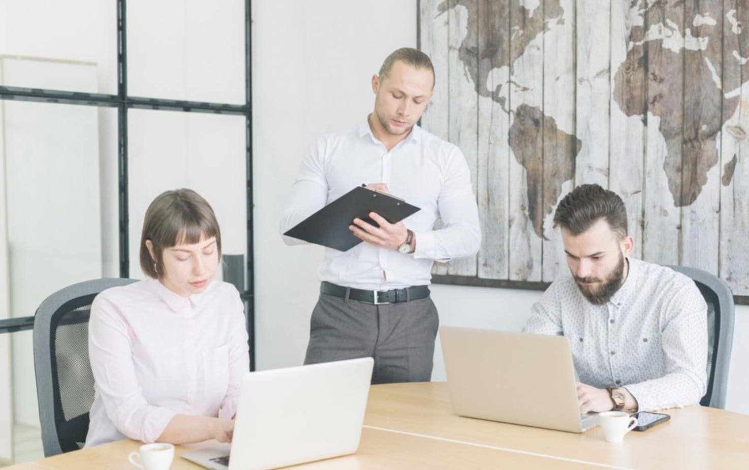 Professionelle Finanzberatung in modernem Büroumfeld